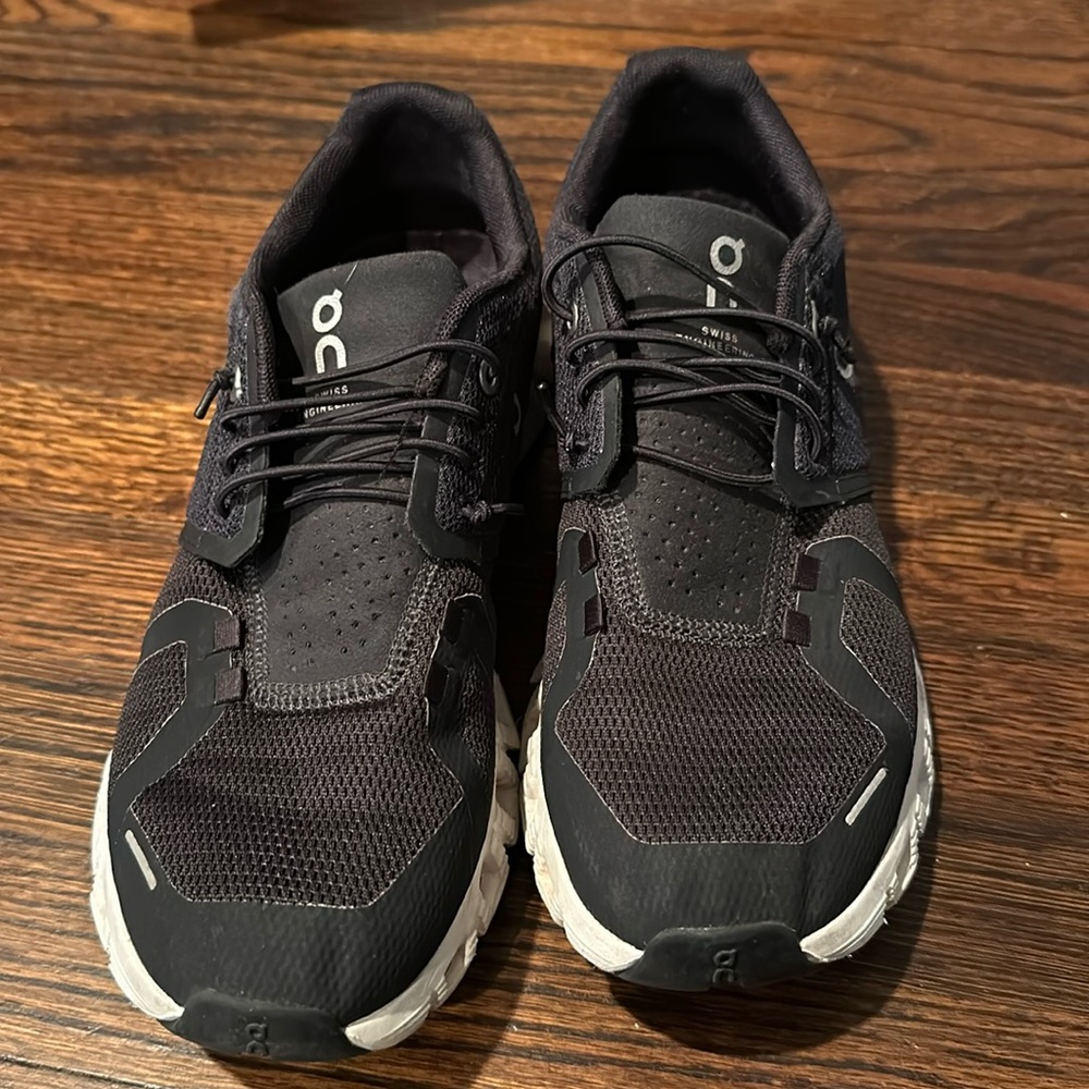 oc running shoes in black